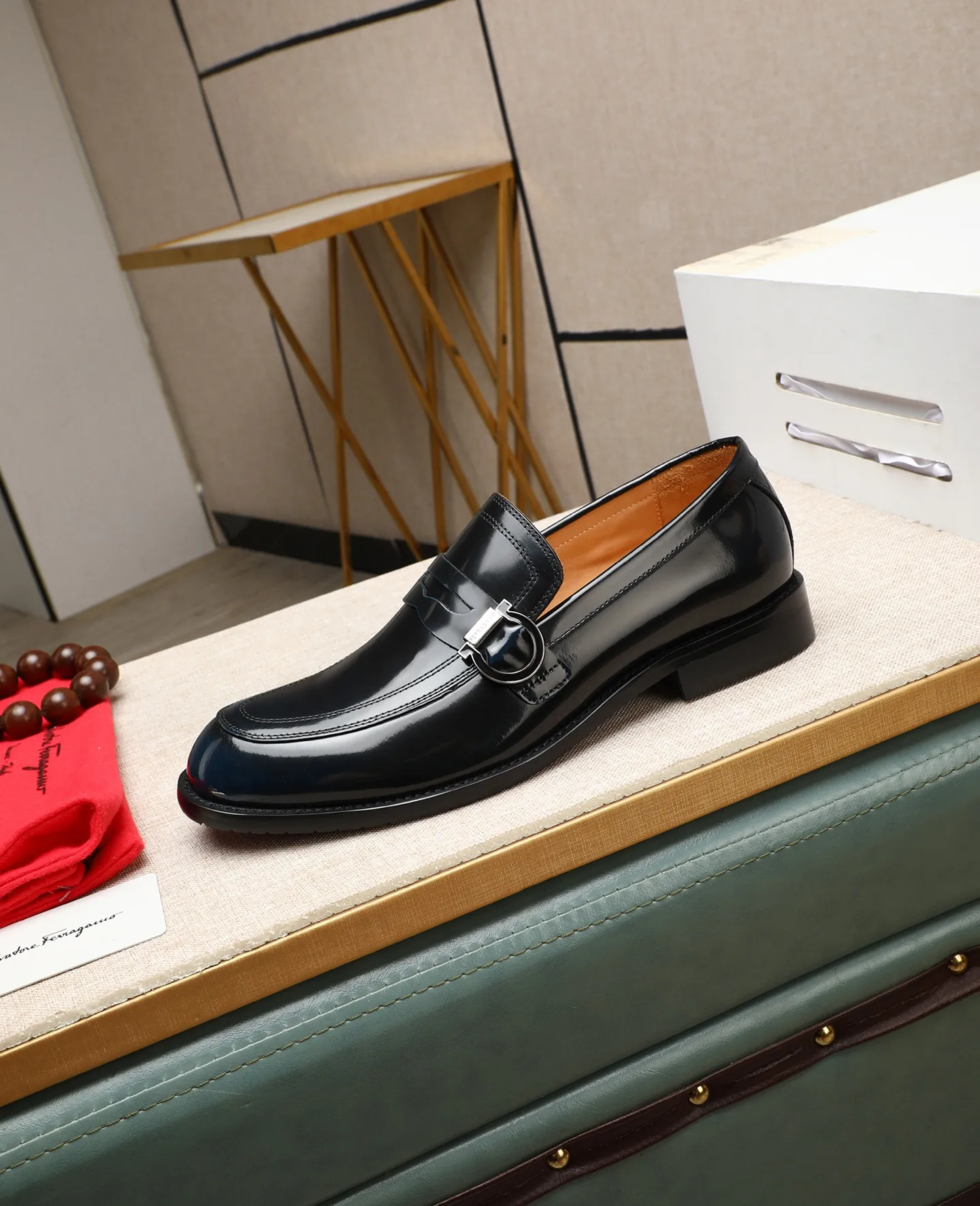 Men's shoes 💰560 📛📛(water-dyed cow lining) Salvatore Ferragamo high-end (Salvatore Ferragamo) is the world's top luxury footwear brand. It comes from the fashion kingdom of Italy. It is famous all over the world for its traditional handmade design and novel styles... 🚶🏻🚶🏻New suit shoes are available simultaneously at the counter. This model is made of pure handmade imported Italian calfskin fabric ➕soft water-dyed cowhide lining Original authentic outsole🌀🌀Size: 38➖44 (45 46 customized)